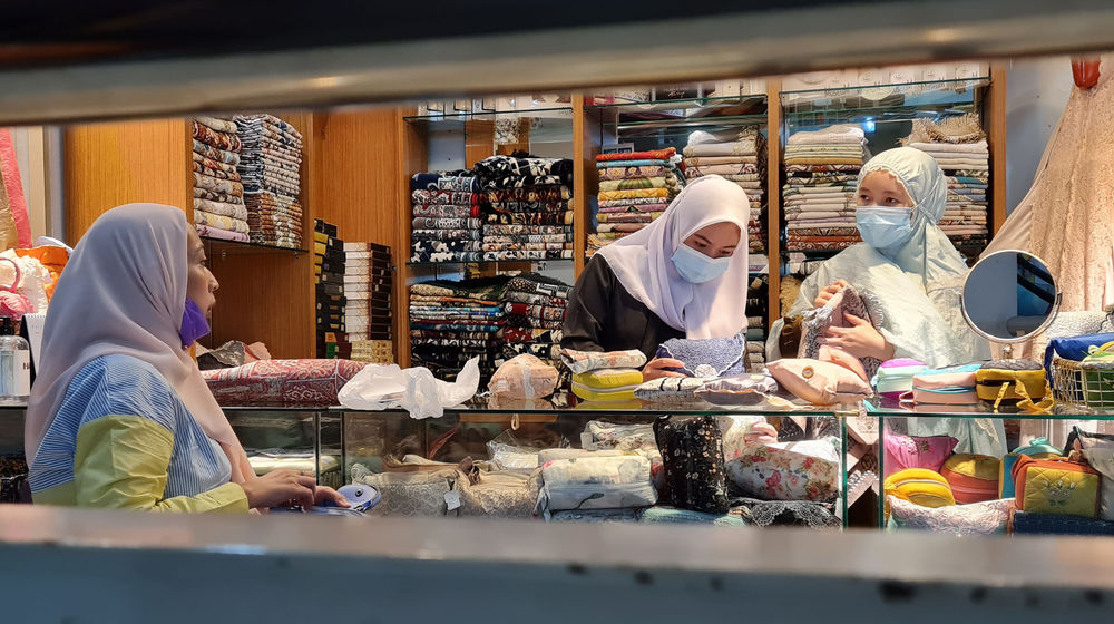 <p>Nampak aktifitas perdagangan di Pasar Mayestik Jakarta Selatan, Selasa 13 April 2021. Foto : Panji Asmoro/TrenAsia</p>