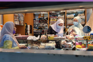<p>Nampak aktifitas perdagangan di Pasar Mayestik Jakarta Selatan, Selasa 13 April 2021. Foto : Panji Asmoro/TrenAsia</p>
