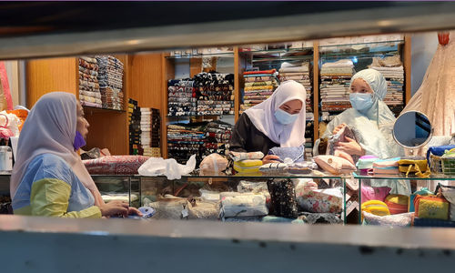 <p>Nampak aktifitas perdagangan di Pasar Mayestik Jakarta Selatan, Selasa 13 April 2021. Foto : Panji Asmoro/TrenAsia</p>