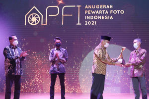 <p>Menteri Kordinator Pembangunan Manusia dan Kebudayaan (Menko PMK), Muhadjir Effendy (kedua kanan) menyerahkan Alex dan Frans Mendur Trophy kepada Pemenang Photo Of The Year 2019, Mugni Supardi (kanan) disaksikan Menteri Perhubungan, Budi Karya Sumadi (kiri) dan Pemenang Photo Of The Year 2020, Givo Alputra (kedua kiri) pada Ajang Penghargaan Anugerah Pewarta Foto Indonesia (APFI) 2021 di Gedung Perpustakaan Nasional, Jalan Merdeka Selatan, Jakarta, Jum’at, 2 April 2021. Foto: dok.PFI</p>