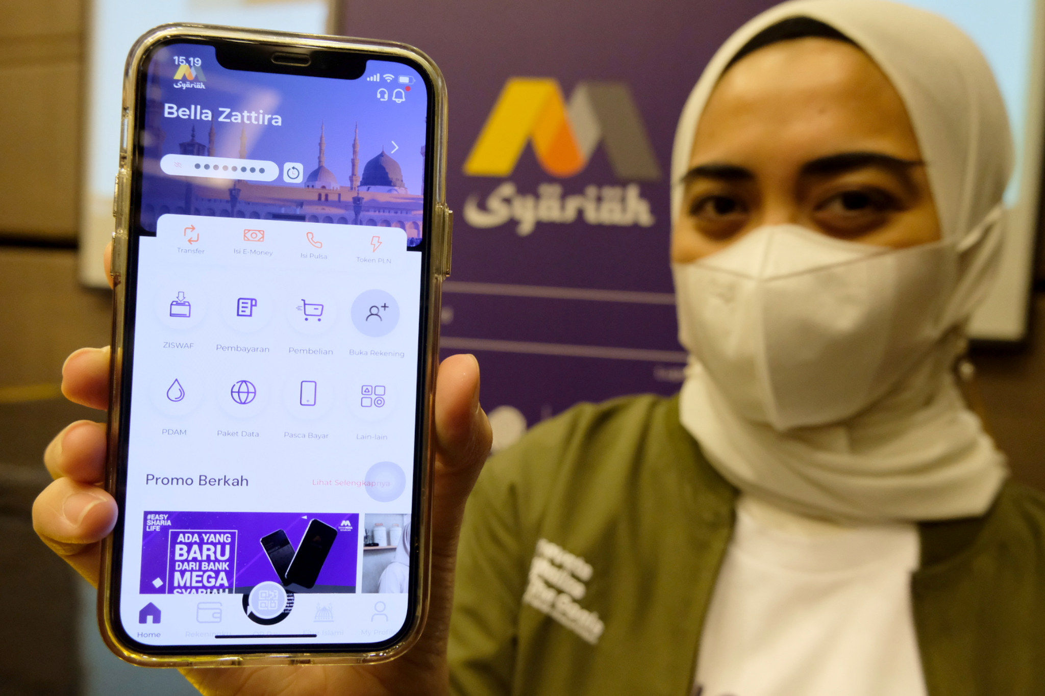 <p>Karyawati menunjukkan aplikasi M Syariah saat prelaunching Aplikasi Mobile Banking, &#8220;M Syariah&#8221; di Jakarta, Senin, 12 April 2021. Foto: Ismail Pohan/TrenAsia</p>
