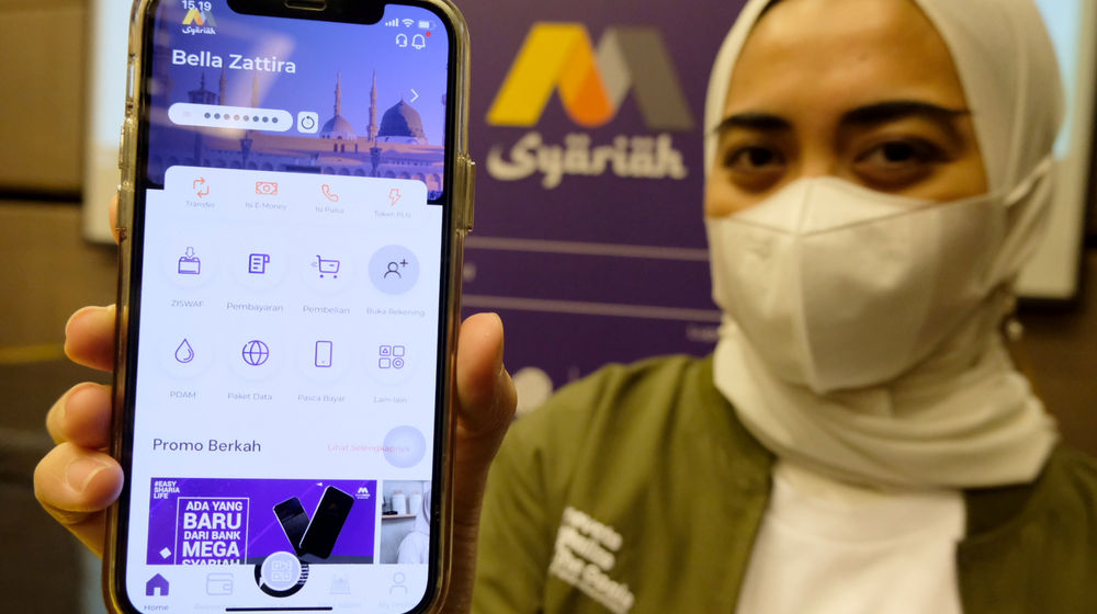 <p>Karyawati menunjukkan aplikasi M Syariah saat prelaunching Aplikasi Mobile Banking, “M Syariah” di Jakarta, Senin, 12 April 2021. Foto: Ismail Pohan/TrenAsia</p>
