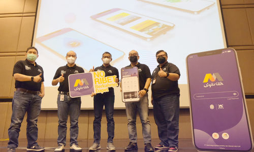 <p>Direktur Utama Bank Mega Syariah (BMS), Yuwono Waluyo (kedua kanan) bersama Business Group Head Bank Mega Syariah (BMS) Rasmoro Pramono Aji, Direktur Operation & Transformation BMS Slamet Riyadi, Direktur Risk & Compliance BMS Marjana & Digital Banking Division Head BMS Ananta Bagus (dari kiri ke kanan) saat prelaunching Aplikasi Mobile Banking, “M Syariah” di Jakarta, Senin, 12 April 2021. Foto: Ismail Pohan/TrenAsia</p>