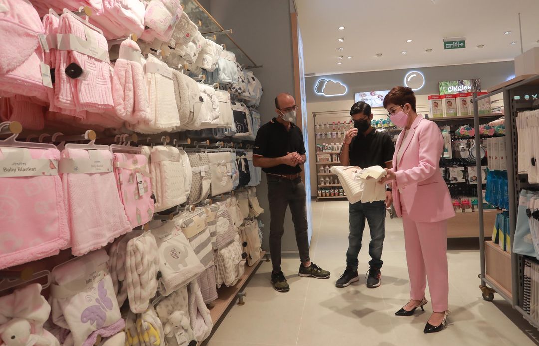 <p>Country Manager Landmark Group Indonesia Rajesh Kulkarni &#8211;  Babyshop Bussines Head Sachindra Kemval &#8211; Associate Director,Head of Commercial Lippo Malls Indonesia Rita Yovita berbincang usai pembukaan gerai Babyshop di Lippo Mal Puri , Kamis 29 April 2021. Foto : Panji Asmoro/TrenAsia</p>
