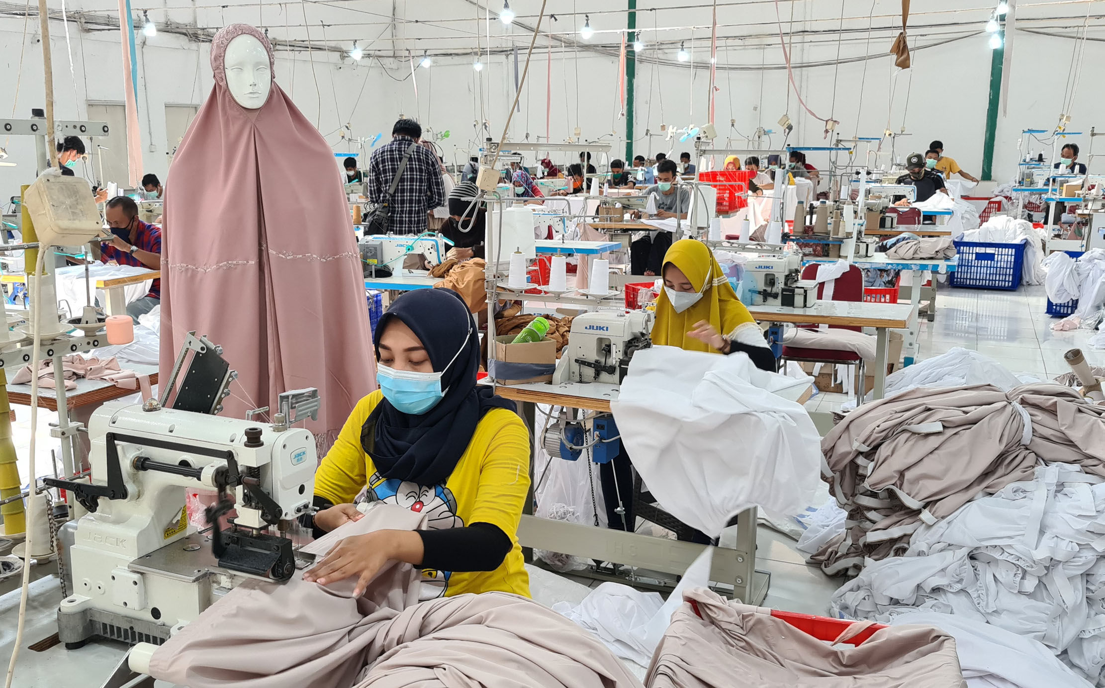 <p>Pekerja menyelesaikan pembuatan mukena di Pabrik Mukena Siti Khadijah, Cinere, Depok , Kamis 15 April 2021. Foto : Panji Asmoro/TrenAsia</p>
