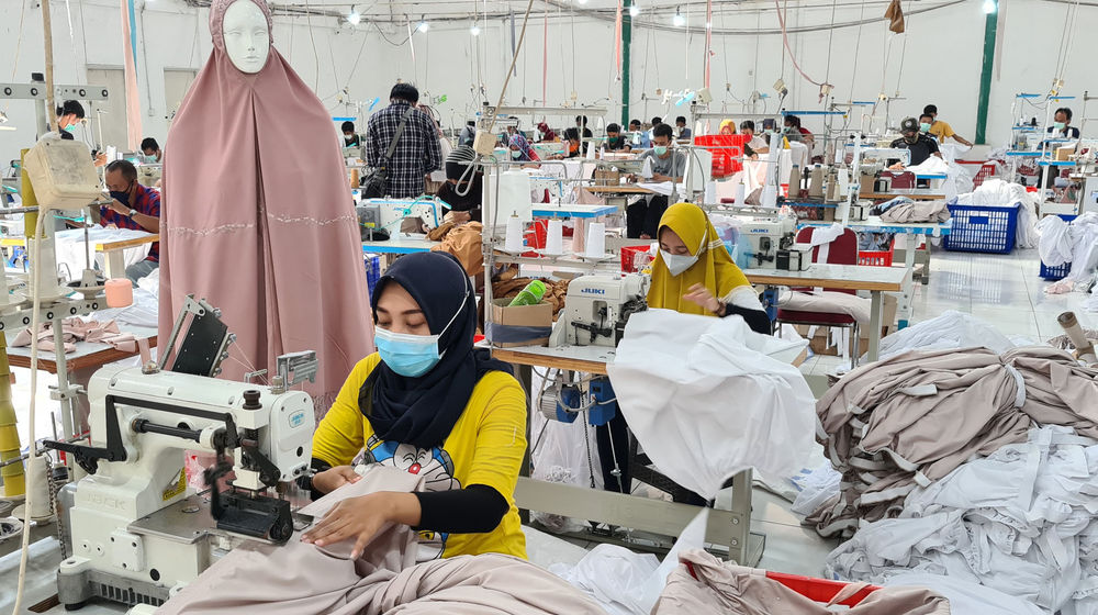 <p>Pekerja menyelesaikan pembuatan mukena di Pabrik Mukena Siti Khadijah, Cinere, Depok , Kamis 15 April 2021. Foto : Panji Asmoro/TrenAsia</p>