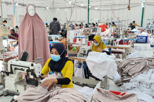 <p>Pekerja menyelesaikan pembuatan mukena di Pabrik Mukena Siti Khadijah, Cinere, Depok , Kamis 15 April 2021. Foto : Panji Asmoro/TrenAsia</p>
