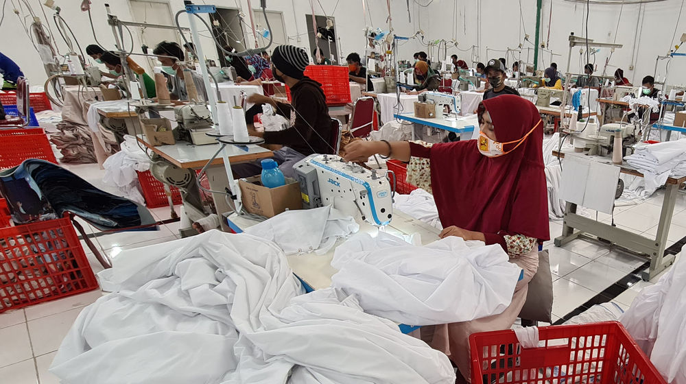 <p>Pekerja menyelesaikan pembuatan mukena di Pabrik Mukena Siti Khadijah, Cinere, Depok , Kamis 15 April 2021. Foto : Panji Asmoro/TrenAsia</p>