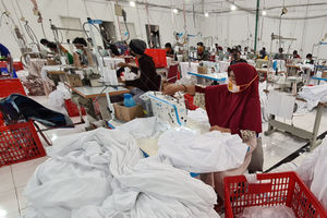 <p>Pekerja menyelesaikan pembuatan mukena di Pabrik Mukena Siti Khadijah, Cinere, Depok , Kamis 15 April 2021. Foto : Panji Asmoro/TrenAsia</p>
