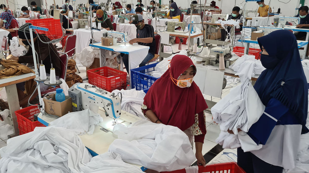 <p>Pekerja menyelesaikan pembuatan mukena di Pabrik Mukena Siti Khadijah, Cinere, Depok , Kamis 15 April 2021. Foto : Panji Asmoro/TrenAsia</p>
