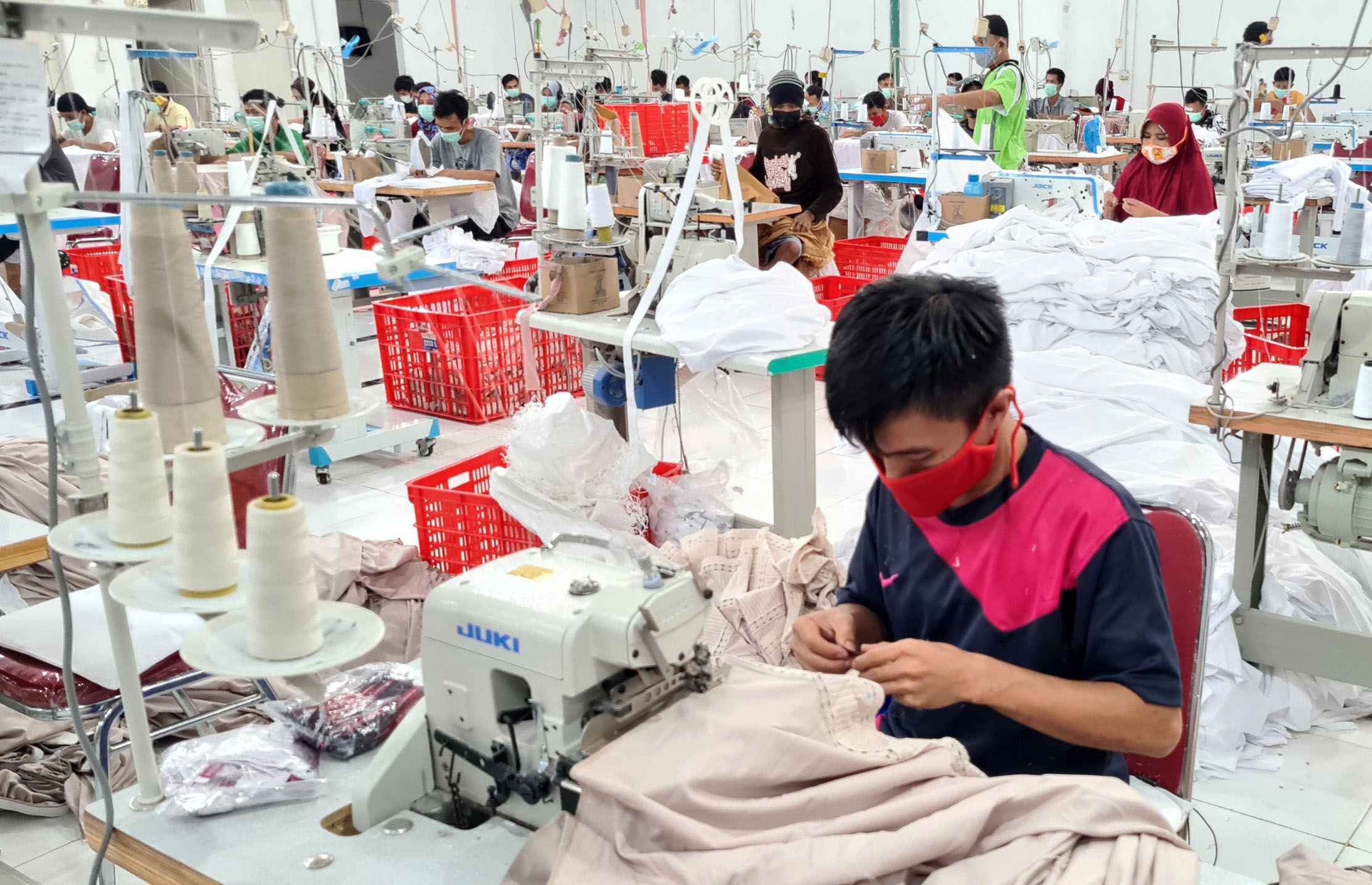 <p>Pekerja menyelesaikan pembuatan mukena di Pabrik Mukena Siti Khadijah, Cinere, Depok , Kamis 15 April 2021. Foto : Panji Asmoro/TrenAsia</p>
