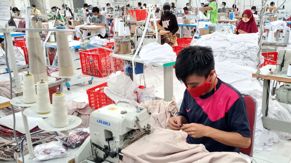 <p>Pekerja menyelesaikan pembuatan mukena di Pabrik Mukena Siti Khadijah, Cinere, Depok , Kamis 15 April 2021. Foto : Panji Asmoro/TrenAsia</p>