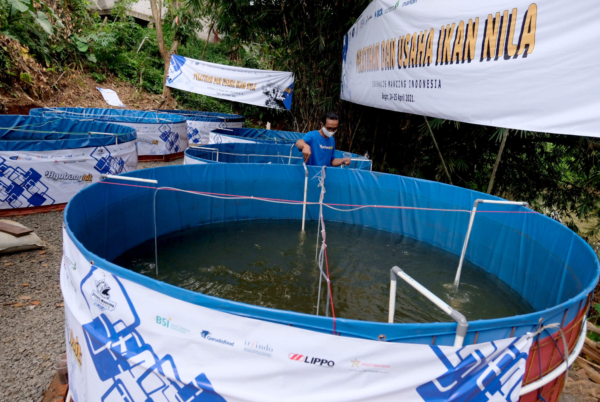 <p>Anggota Jurnalis Mancing Indonesia (JMI) mengecek kolam bioflok dalam acara Pelatihan dan Usaha Ikan Nila, sekaligus Launching program #Ayo Bangkit di Kecamatan Sereal,  Bogor,  Jawa Barat, Minggu, 25 April 2021. Foto: Ismail Pohan/TrenAsia</p>
