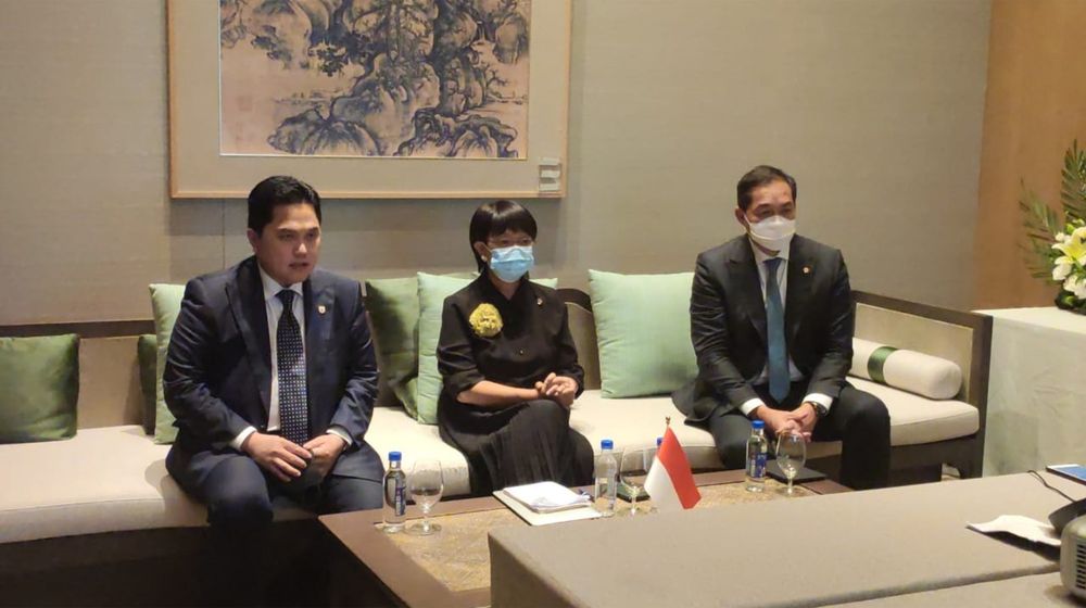 <p>Erick Thohir (kanan) dan Menteri Luar Negeri Retno Marsudi saat di China/  Sumber: Twitter @KemenBUMN</p>
