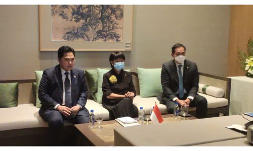 <p>Erick Thohir (kanan) dan Menteri Luar Negeri Retno Marsudi saat di China/  Sumber: Twitter @KemenBUMN</p>
