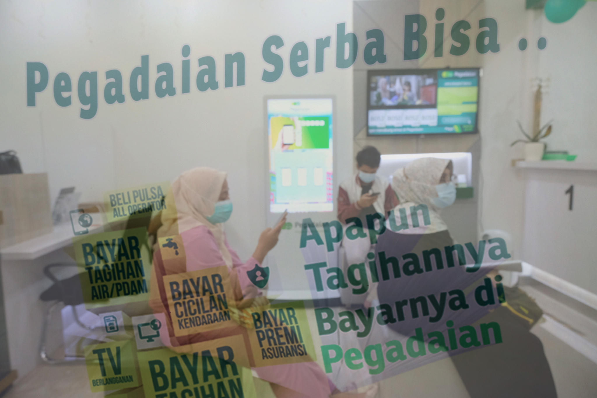 <p>Nasabah mengantre pelayanan di kantor Pegadaian, Jakarta, Senin, 5 April 2021. Foto: Ismail Pohan/TrenAsia</p>
