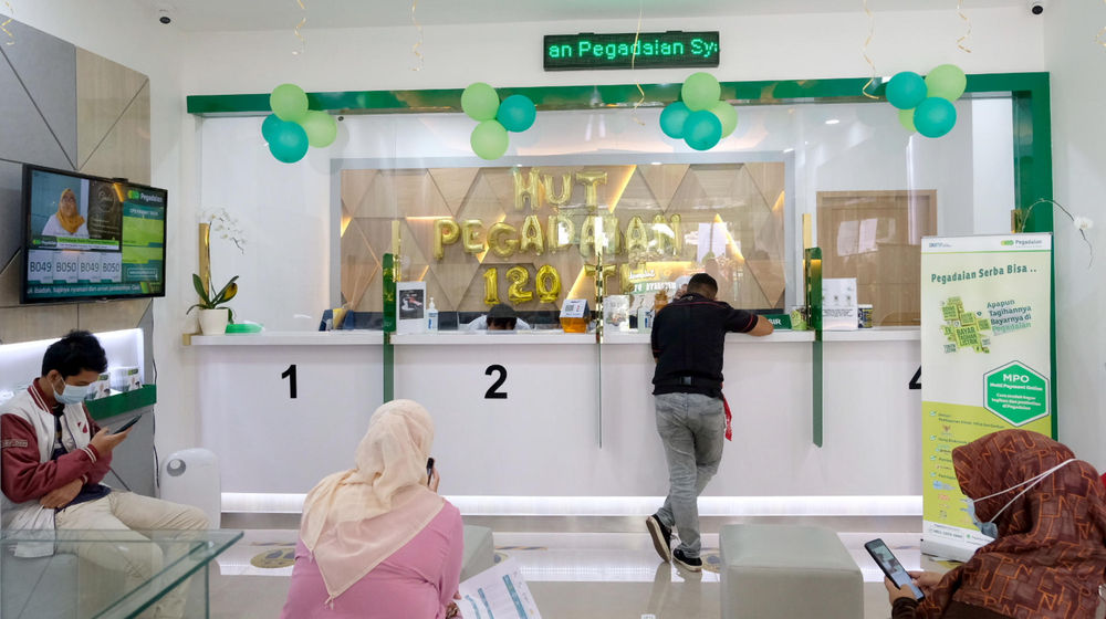 <p>Suasana nasabah mengantre pelayanan di kantor Pegadaian, Jakarta, Senin, 5 April 2021. Foto: Ismail Pohan/TrenAsia</p>