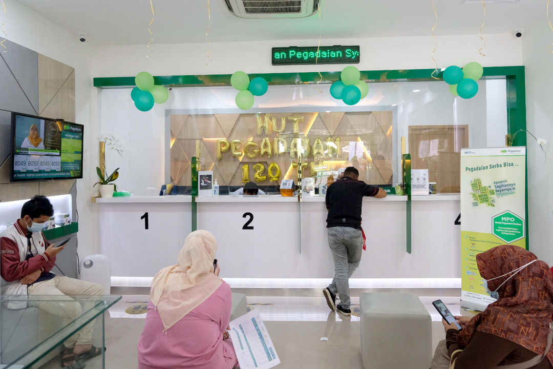 <p>Suasana nasabah mengantre pelayanan di kantor Pegadaian, Jakarta, Senin, 5 April 2021. Foto: Ismail Pohan/TrenAsia</p>
