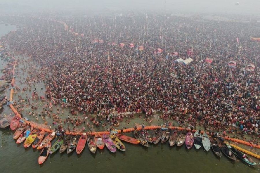 <p>Umat Hindu India berendam di perairan suci di Sangam, yang merupakan pertemuan Sungai Gangga, Yamuna dan sungai Saraswati, pada berlangsungnya Festival Kumbh Mela. / AFP</p>
