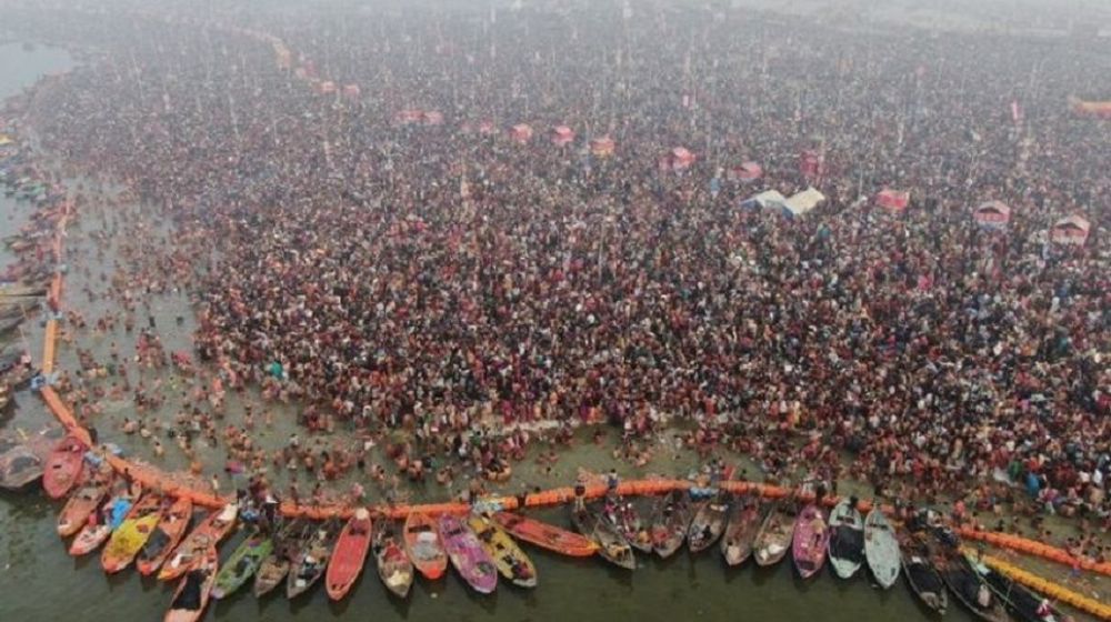 <p>Umat Hindu India berendam di perairan suci di Sangam, yang merupakan pertemuan Sungai Gangga, Yamuna dan sungai Saraswati, pada berlangsungnya Festival Kumbh Mela. / AFP</p>

