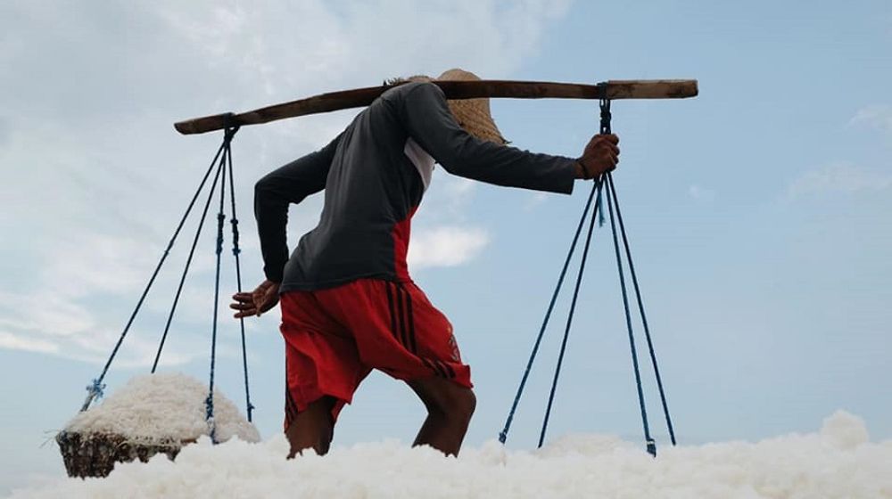 <p>Petani garam / Facebook @KementerianKelautandanPerikananRI </p>
