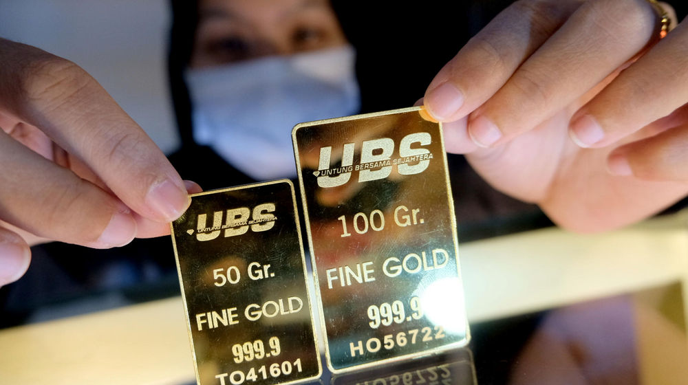 <p>Karyawati menunjukkan emas batangan di gerai Galery 24, Pegadaian, Jakarta, Senin, 5 April 2021. Foto: Ismail Pohan/TrenAsia</p>
