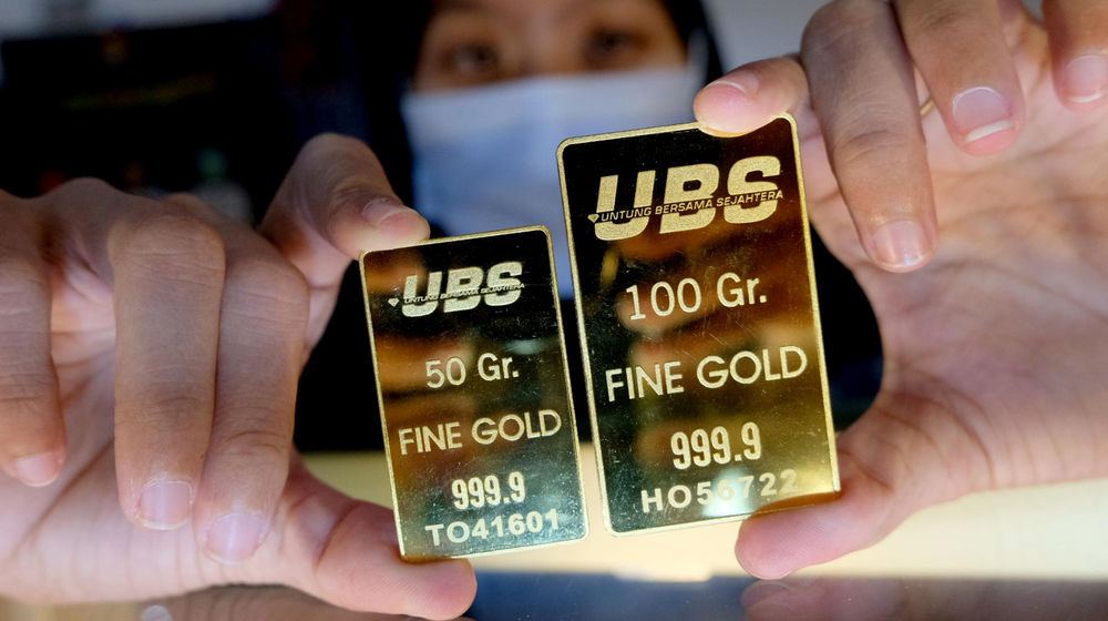 <p>Karyawati menunjukkan emas batangan di gerai Galery 24, Pegadaian, Jakarta, Senin, 5 April 2021. Foto: Ismail Pohan/TrenAsia</p>
