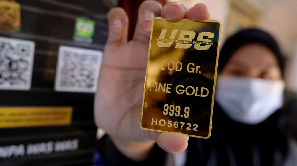 <p>Karyawati menunjukkan emas batangan di gerai Galery 24, Pegadaian, Jakarta, Senin, 5 April 2021. Foto: Ismail Pohan/TrenAsia</p>
