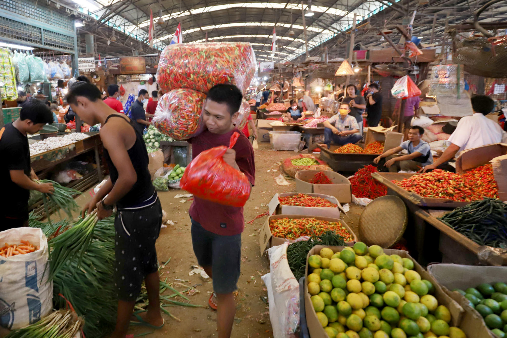<p>Aktivitas pedagang di kios los sembako Pasar Induk Kramat Jati, Jakarta Timur, Kamis, 15 April 2021. Foto: Ismail Pohan/TrenAsia</p>

