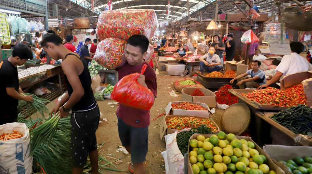 <p>Aktivitas pedagang di kios los sembako Pasar Induk Kramat Jati, Jakarta Timur, Kamis, 15 April 2021. Foto: Ismail Pohan/TrenAsia</p>