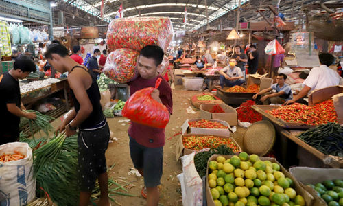 <p>Aktivitas pedagang di kios los sembako Pasar Induk Kramat Jati, Jakarta Timur, Kamis, 15 April 2021. Foto: Ismail Pohan/TrenAsia</p>
