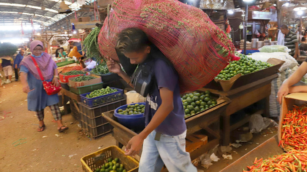 <p>Aktivitas pedagang di kios los sembako Pasar Induk Kramat Jati, Jakarta Timur, Kamis, 15 April 2021. Foto: Ismail Pohan/TrenAsia</p>