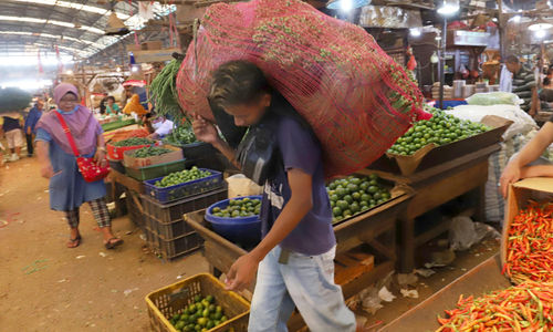 <p>Aktivitas pedagang di kios los sembako Pasar Induk Kramat Jati, Jakarta Timur, Kamis, 15 April 2021. Foto: Ismail Pohan/TrenAsia</p>
