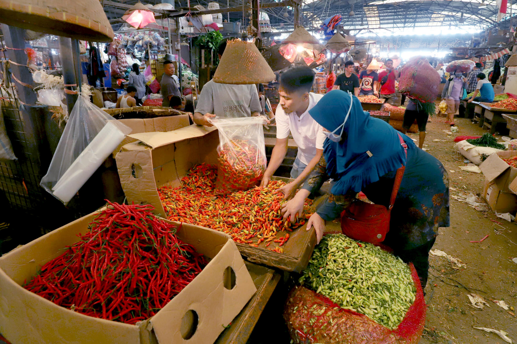 <p>Aktivitas pedagang di kios los sembako Pasar Induk Kramat Jati, Jakarta Timur, Kamis, 15 April 2021. Foto: Ismail Pohan/TrenAsia</p>
