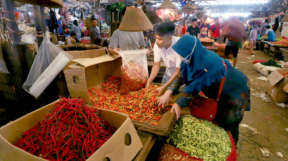 <p>Aktivitas pedagang di kios los sembako Pasar Induk Kramat Jati, Jakarta Timur, Kamis, 15 April 2021. Foto: Ismail Pohan/TrenAsia</p>
