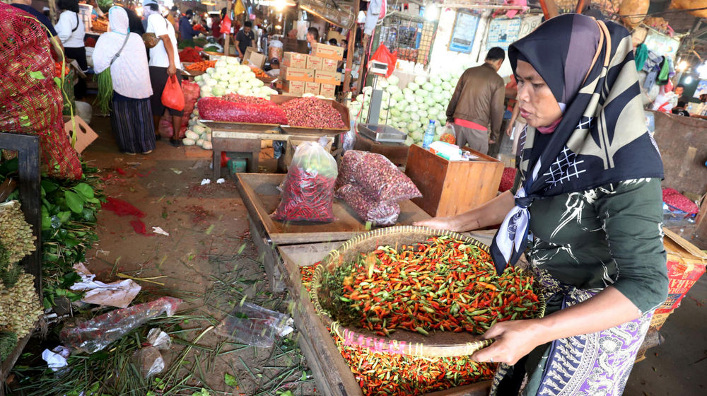 <p>Aktivitas pedagang di kios los sembako Pasar Induk Kramat Jati, Jakarta Timur, Kamis, 15 April 2021. Foto: Ismail Pohan/TrenAsia</p>

