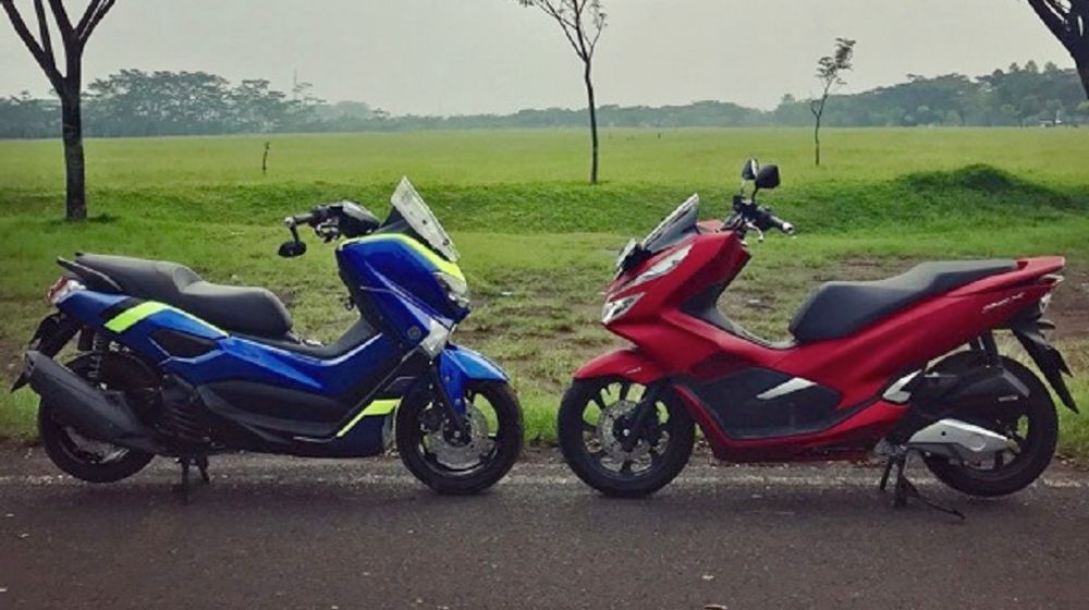 <p>Sepeda motor Honda PCX dan Yamaha NMAX / Andrybrew.blog</p>
