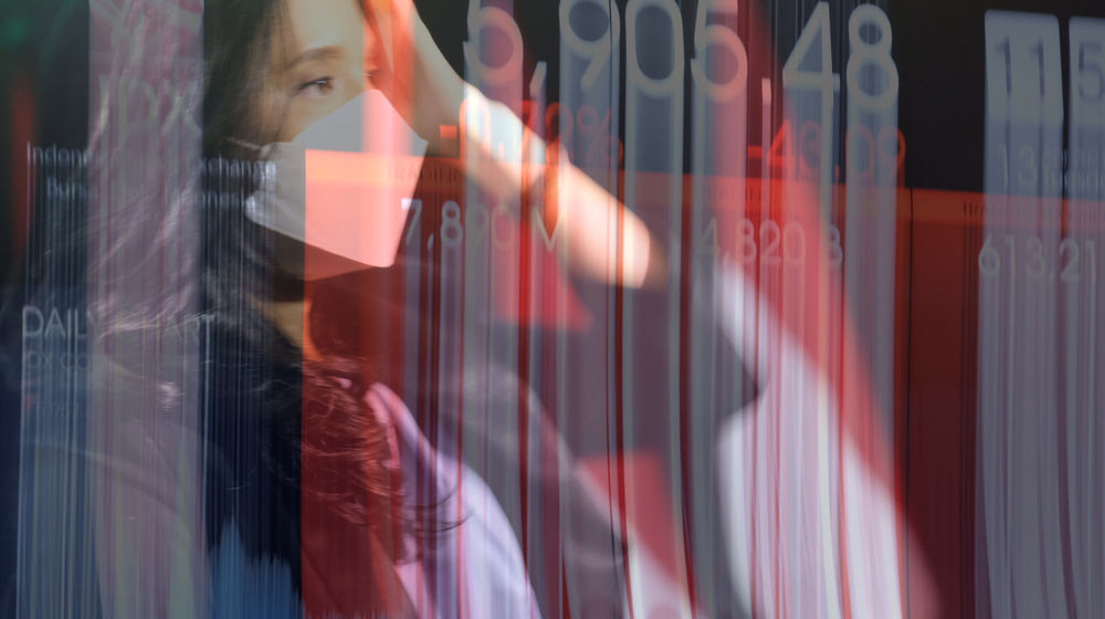 <p>Awak media beraktivitas dengan latar pergerakan indeks harga saham gabungan (IHSG) di Gedung Bursa Efek Indonesia (BEI), Jakarta, Selasa, 13 April 2021. Foto: Ismail Pohan/TrenAsia</p>
