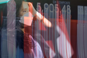 <p>Awak media beraktivitas dengan latar pergerakan indeks harga saham gabungan (IHSG) di Gedung Bursa Efek Indonesia (BEI), Jakarta, Selasa, 13 April 2021. Foto: Ismail Pohan/TrenAsia</p>