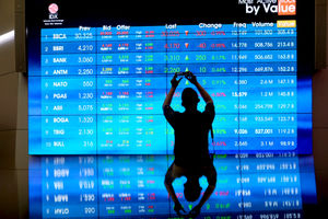 <p>Awak media beraktivitas dengan latar pergerakan indeks harga saham gabungan (IHSG) di Gedung Bursa Efek Indonesia (BEI), Jakarta, Selasa, 13 April 2021. Foto: Ismail Pohan/TrenAsia</p>