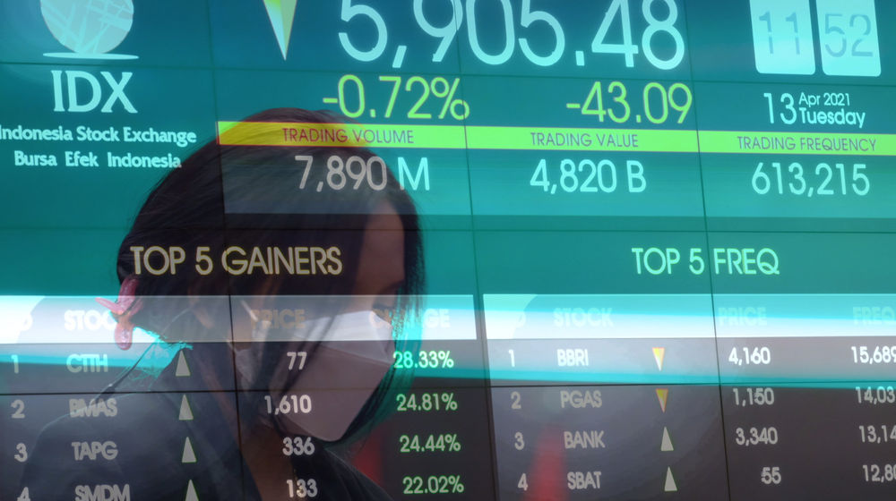 <p>Awak media beraktivitas dengan latar pergerakan indeks harga saham gabungan (IHSG) di Gedung Bursa Efek Indonesia (BEI), Jakarta, Selasa, 13 April 2021. Foto: Ismail Pohan/TrenAsia</p>

