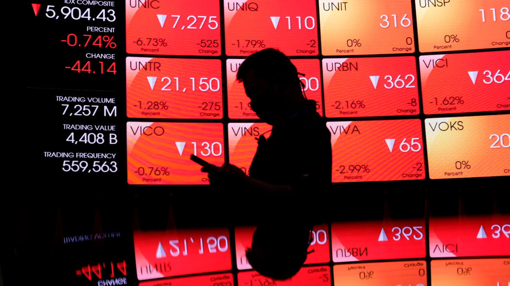 <p>Awak media beraktivitas dengan latar pergerakan indeks harga saham gabungan (IHSG) di Gedung Bursa Efek Indonesia (BEI), Jakarta, Selasa, 13 April 2021. Foto: Ismail Pohan/TrenAsia</p>
