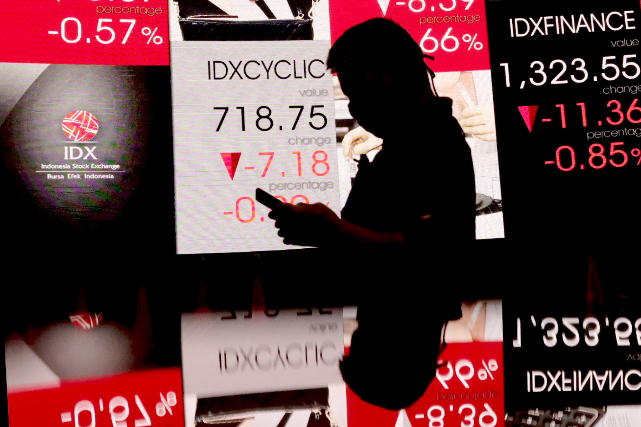 <p>Awak media beraktivitas dengan latar pergerakan indeks harga saham gabungan (IHSG) di Gedung Bursa Efek Indonesia (BEI), Jakarta, Selasa, 13 April 2021. Foto: Ismail Pohan/TrenAsia</p>
