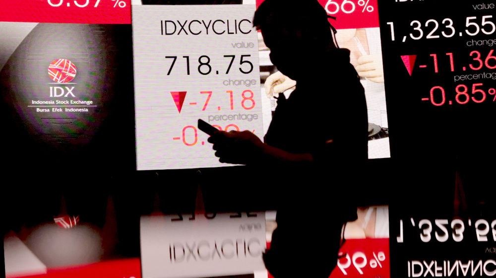 <p>Awak media beraktivitas dengan latar pergerakan indeks harga saham gabungan (IHSG) di Gedung Bursa Efek Indonesia (BEI), Jakarta, Selasa, 13 April 2021. Foto: Ismail Pohan/TrenAsia</p>
