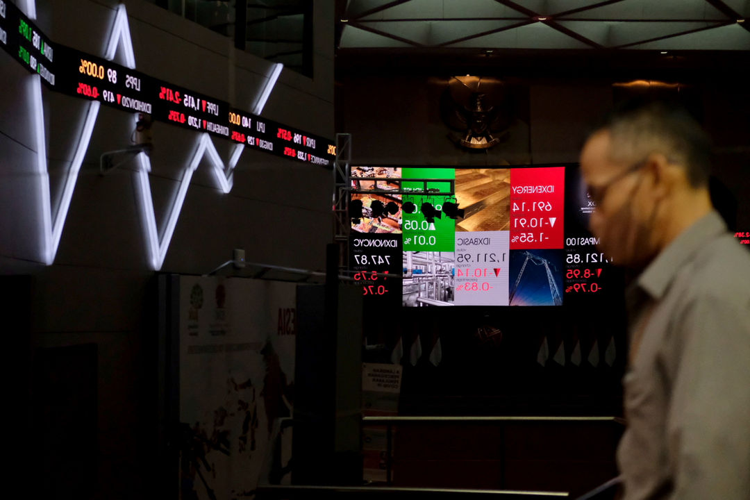 <p>Karyawan beraktivitas dengan latar pergerakan indeks harga saham gabungan (IHSG) di Gedung Bursa Efek Indonesia (BEI), Jakarta, Selasa, 13 April 2021. Foto: Ismail Pohan/TrenAsia</p>
