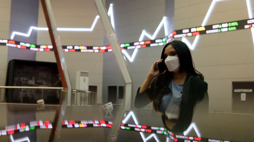 <p>Awak media beraktivitas dengan latar pergerakan indeks harga saham gabungan (IHSG) di Gedung Bursa Efek Indonesia (BEI), Jakarta, Selasa, 13 April 2021. Foto: Ismail Pohan/TrenAsia</p>
