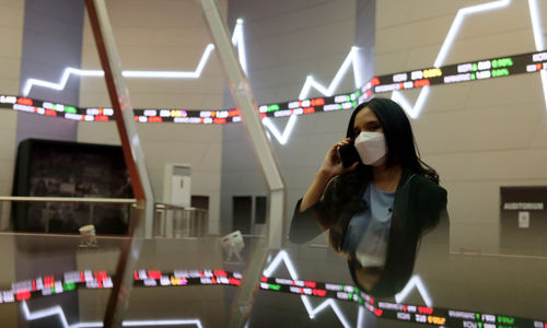 <p>Awak media beraktivitas dengan latar pergerakan indeks harga saham gabungan (IHSG) di Gedung Bursa Efek Indonesia (BEI), Jakarta, Selasa, 13 April 2021. Foto: Ismail Pohan/TrenAsia</p>
