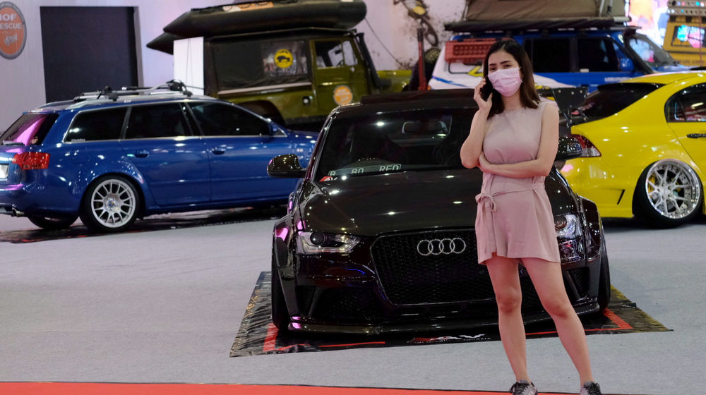 <p>Pengunjung berdiri di dekat Mobil yang dipajang pada pameran Indonesia International Motor Show (IIMS) Hybrid 2021 di JiExpo Kemayoran, Jakarta, Jum’at, 16 April 2021. Foto: Ismail Pohan/TrenAsia</p>
