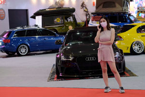 <p>Pengunjung berdiri di dekat Mobil yang dipajang pada pameran Indonesia International Motor Show (IIMS) Hybrid 2021 di JiExpo Kemayoran, Jakarta, Jum’at, 16 April 2021. Foto: Ismail Pohan/TrenAsia</p>
