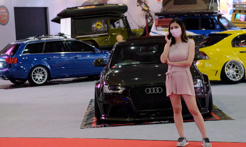 <p>Pengunjung berdiri di dekat Mobil yang dipajang pada pameran Indonesia International Motor Show (IIMS) Hybrid 2021 di JiExpo Kemayoran, Jakarta, Jum’at, 16 April 2021. Foto: Ismail Pohan/TrenAsia</p>

